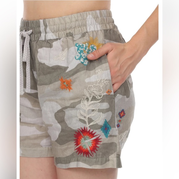 Johnny Was Pants - JOHNNY WAS CAMO EMBROIDERED 100% LINEN SHORTS SIZE SMALL EUC